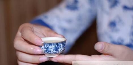 女士喝茶的手勢，女人正確喝茶手勢姿勢圖