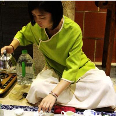 女士喝茶的手勢，女人正確喝茶手勢姿勢圖