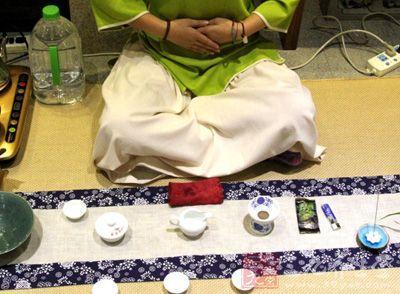 女士喝茶的手勢，女人正確喝茶手勢姿勢圖