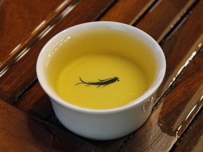 如何通過(guò)茶湯辨別好茶，<a href=http://www.xinyanchuntea.com/fenlei/ target=_blank class=infotextkey>六大茶類(lèi)</a>茶湯顏色標(biāo)準(zhǔn)