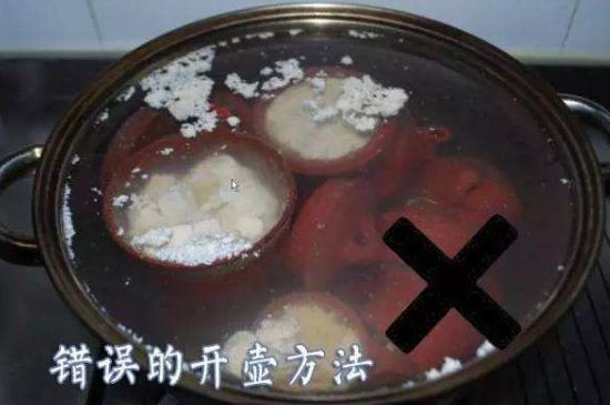 開壺放豆腐是錯(cuò)誤的，新買的紫砂壺正確開壺建議