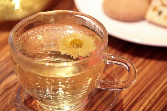 經(jīng)常菊花泡水好嗎，喝菊花茶有什么好處？