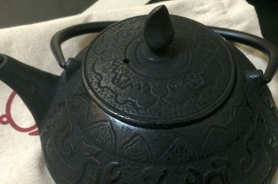鑄鐵壺開(kāi)壺方法，鑄鐵茶壺怎么開(kāi)壺方法