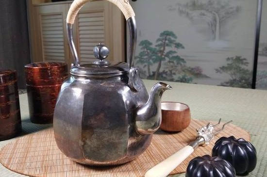 銀壺泡茶后為什么會變黑，銀壺內(nèi)膽發(fā)黑怎么辦