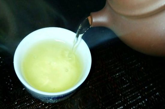 一天什么時(shí)候喝黑茶最好，喝黑茶一天最佳時(shí)間和季節(jié)