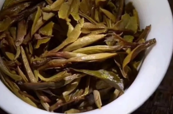 老白茶上火還是去火？夏季喝煮的老白茶會容易上火！