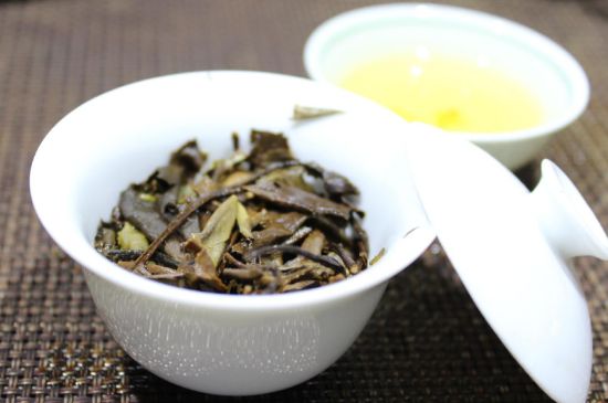 怎么撬老白茶茶餅不容易碎，福鼎白茶如何撬茶方法