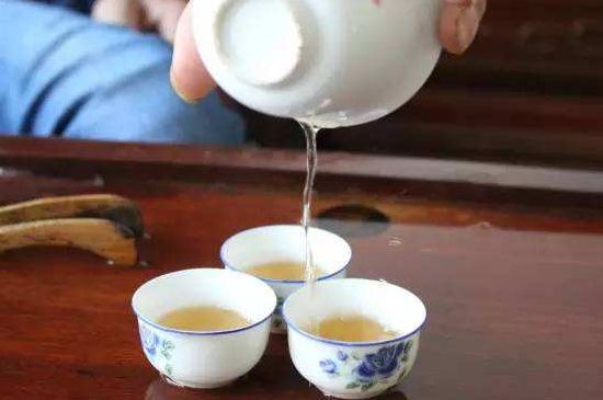 鴨屎香單叢雪片茶的特點，鳳凰雪片茶有什么特點？