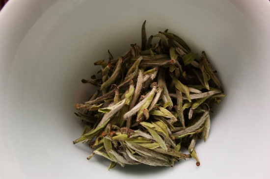 新舊白茶怎么區(qū)分，怎么分辨白茶是新還是舊