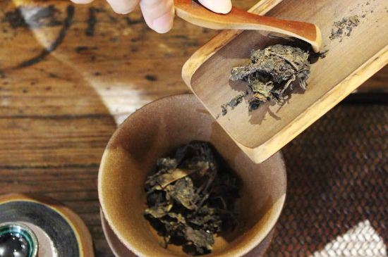 茯磚茶與普洱茶哪個(gè)好，茯茶和普洱茶口味區(qū)別