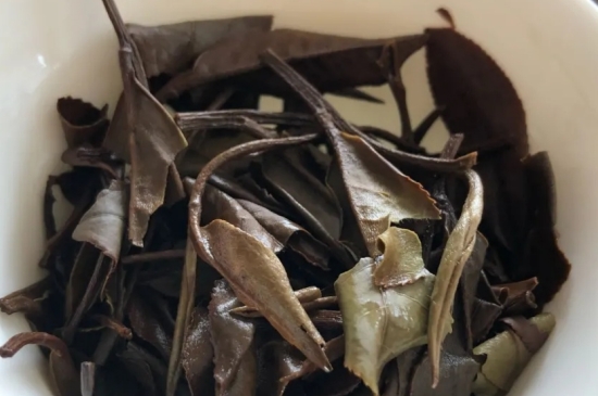 老白茶上火還是去火？夏季喝煮的老白茶會容易上火！