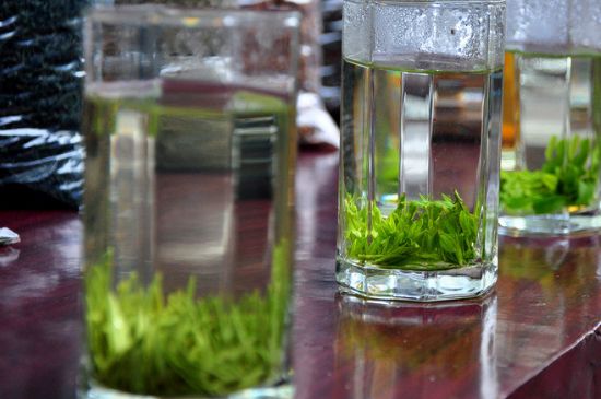 綠茶放了三年還能喝嗎，綠茶放久了喝了會(huì)怎樣